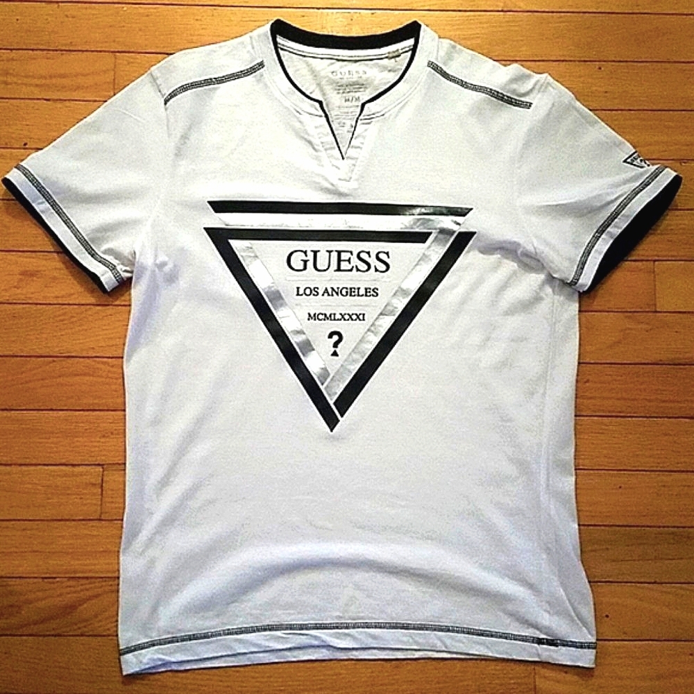 GUESS SHORT SLEEVE  V Neck LOGO T SHIRT  IN EXCELLENT CONDITION 🔥🔥🔥🔥